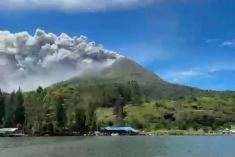 Gunung Sinabung di Kabupaten Karo, Sumatera Utara