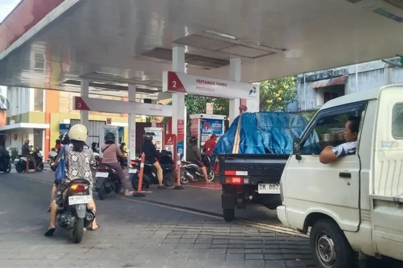konsumen antre di salah satu SPBU di Denpasar