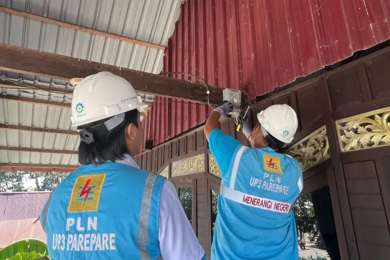 Petugas PLN melakukan pelayanan kepada pelanggan