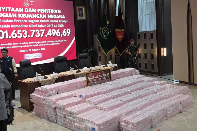 Petugas berjaga di sekitar uang tunai senilai Rp401 miliar yang disita penyidik Kejagung