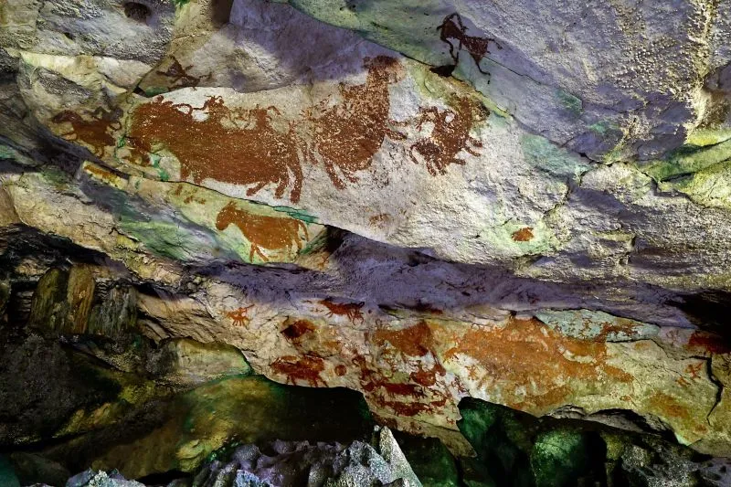 Gambar rock art atau lukisan figuratif seni cadas tertua diperkirakan berusia 67.800 tahun 