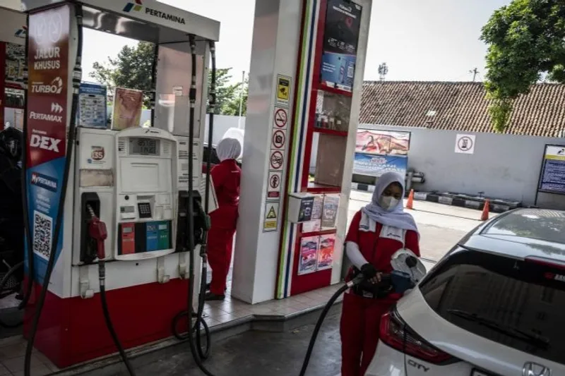 Petugas melayani pengisian bahan bakar minyak (BBM) jenis Pertamax di SPBU