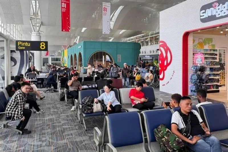 calon penumpang maskapai sedang menanti operasional penerbangan di Bandara Kualanamu