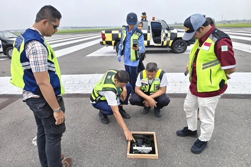 Pemantauan abu vulkanik menggunakan paper test di Bandar Udara Internasional Kualanamu