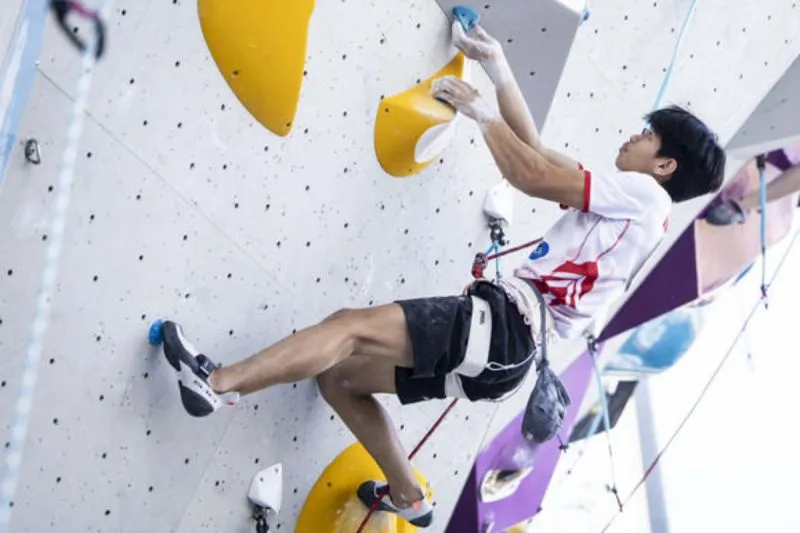 pemanjat tebing disiplin lead Indonesia Putra Tri Ramadani (Srondeng),