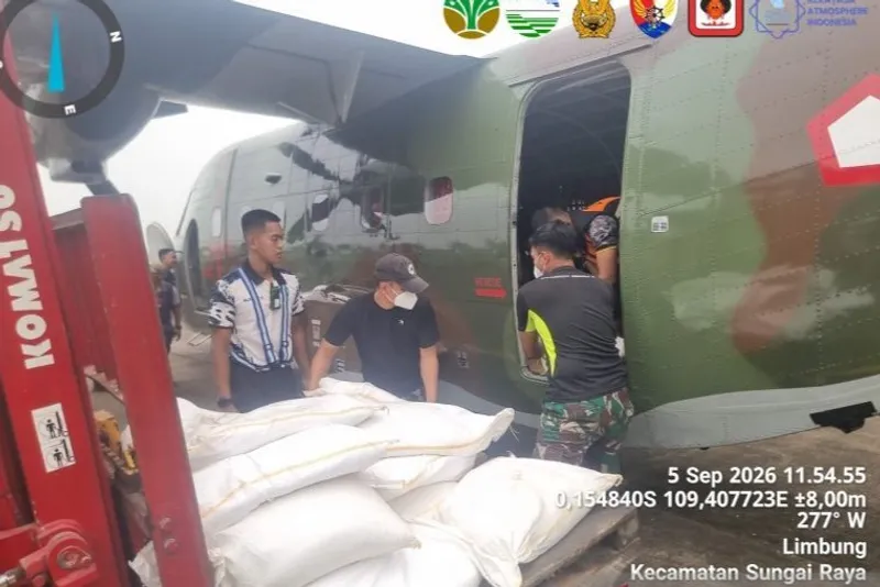 Tim OMC Kalbar memuat NHCL dalam pesawat 
