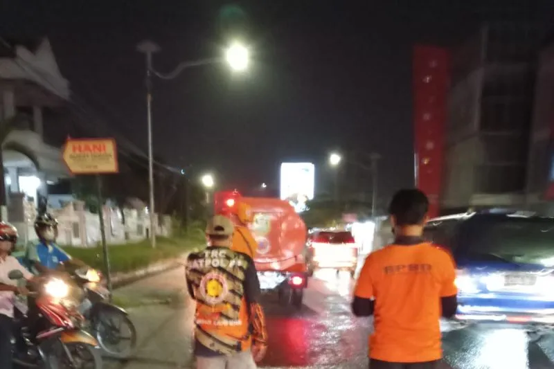 penyemprotan ruas jalan yang tertutup abu vulkanik Gunung Anak Krakatau (GAK), di Kota Bandarlampung
