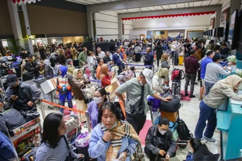 Calon penumpang berada konter lapor diri yang tutup di Terminal 2 bandara Soetta