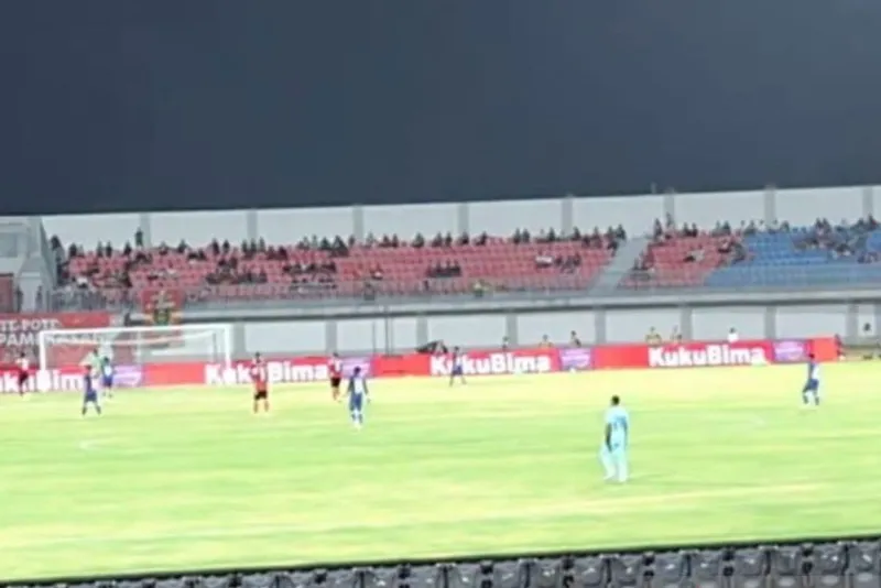 Laga Madura United FC melawan Persijap Jepara 