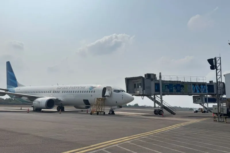 Pesawat dari maskapai Garuda Indonesia mulai beroperasi di Bandara Radin Inten II