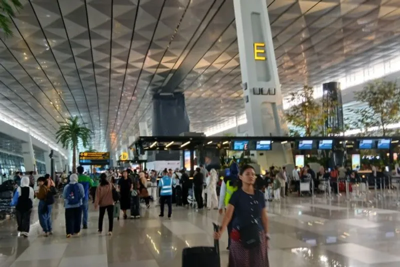 Sejumlah penumpang penerbangan beraktivitas di area Terminal Bandara Internasional Soekarno-Hatta