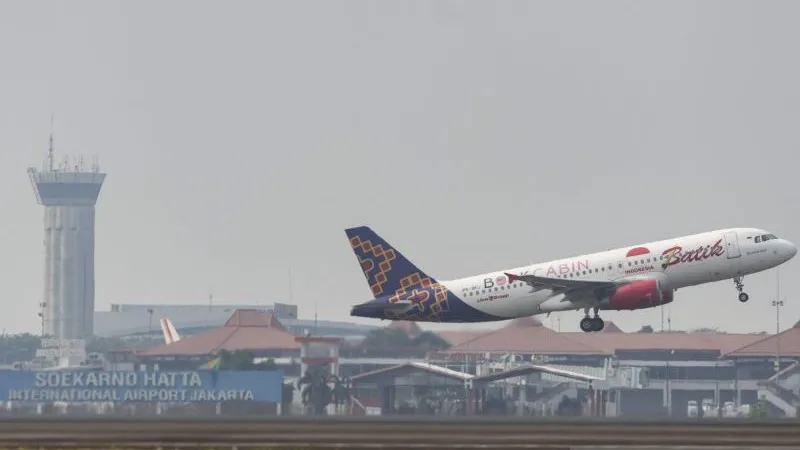 Pesawat maskapai dalam negeri lepas landas dari runway utara Bandara Soekarno-Hatta