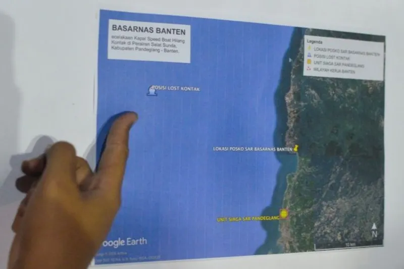 Personel Basarnas Banten menunjukkan peta posisi terakhir kapal yang hilang
