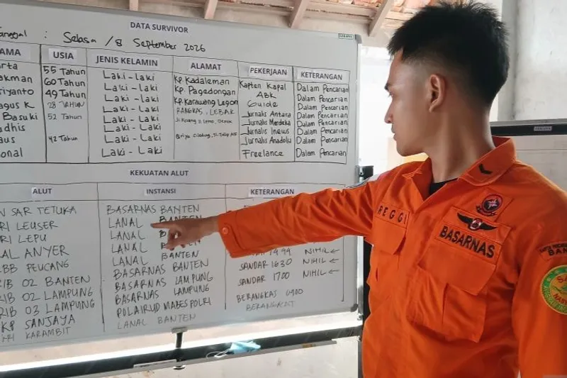Petugas dari Basarnas menunjukan data laporan tim SAR
