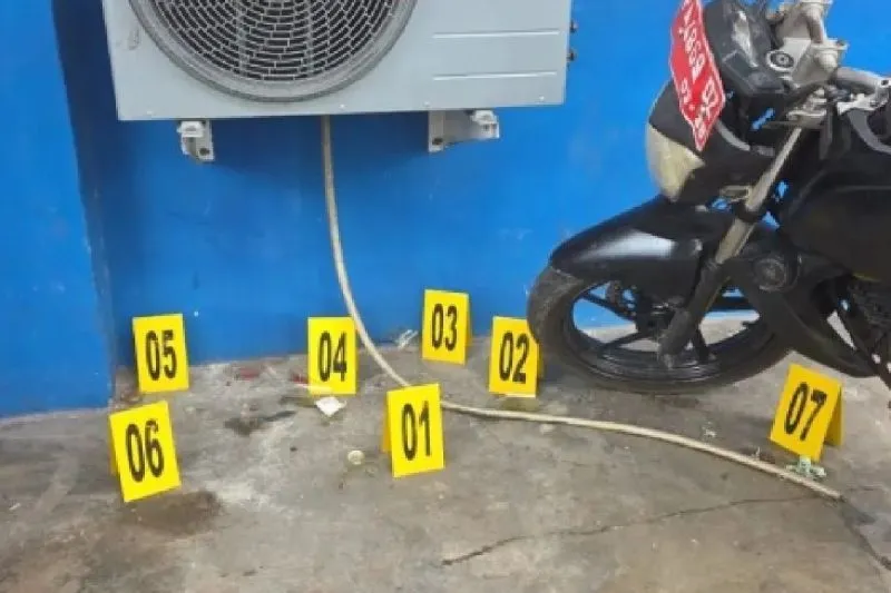 Penyidik Polresta Jayapura Kota melakukan olah TKP kasus pelemparan botol diduga bom molotof 