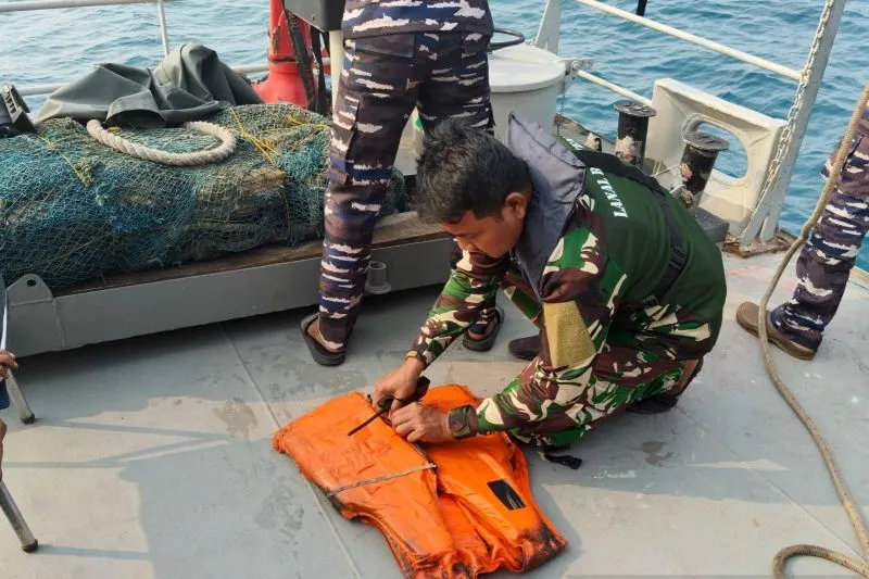 Pelampung yang ditemukan personel TNI AL di Perairan Cikoneng-Labuan