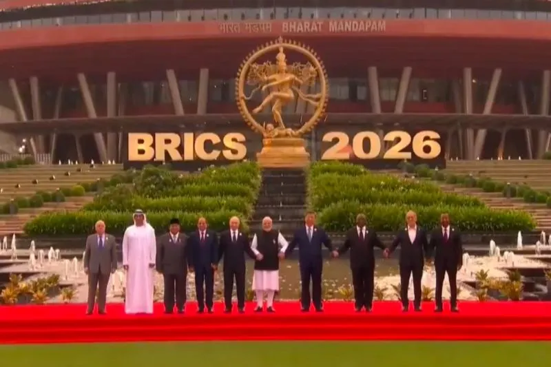 Presiden Prabowo Subianto (tiga kiri) mengikuti sesi foto bersama para pemimpin negara  BRICS