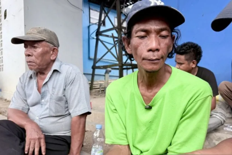 Warga Banjarmasin, Arif, menunggu kabar korban kecelakaan Kapal Virgo Transport 8