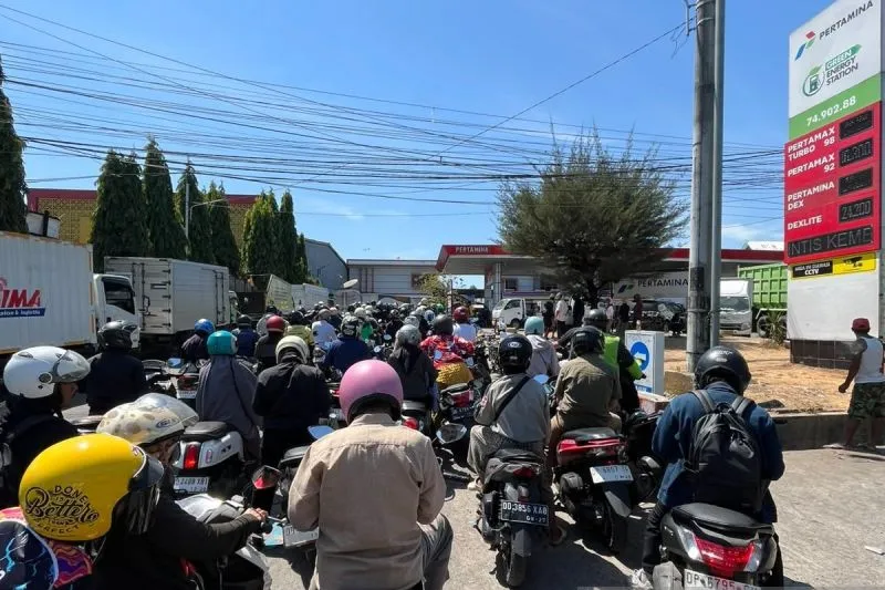 Antrean BBM yang mengular hingga ke badan jalan di Makassar 