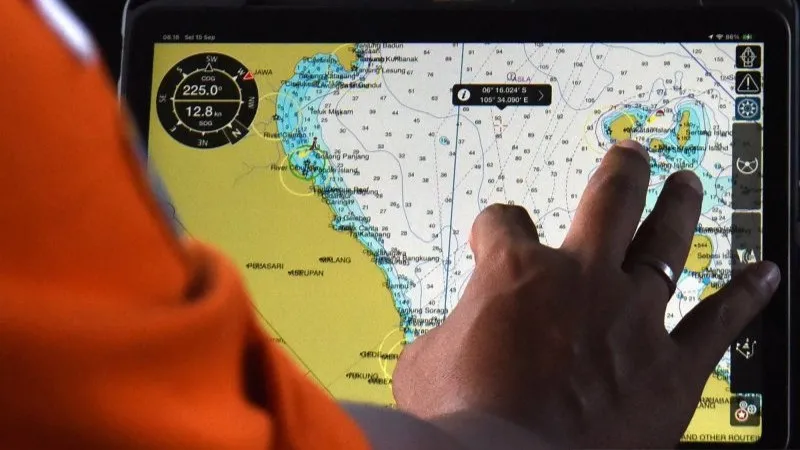 Petugas Basarnas KN SAR Antasena melakukan navigasi laut