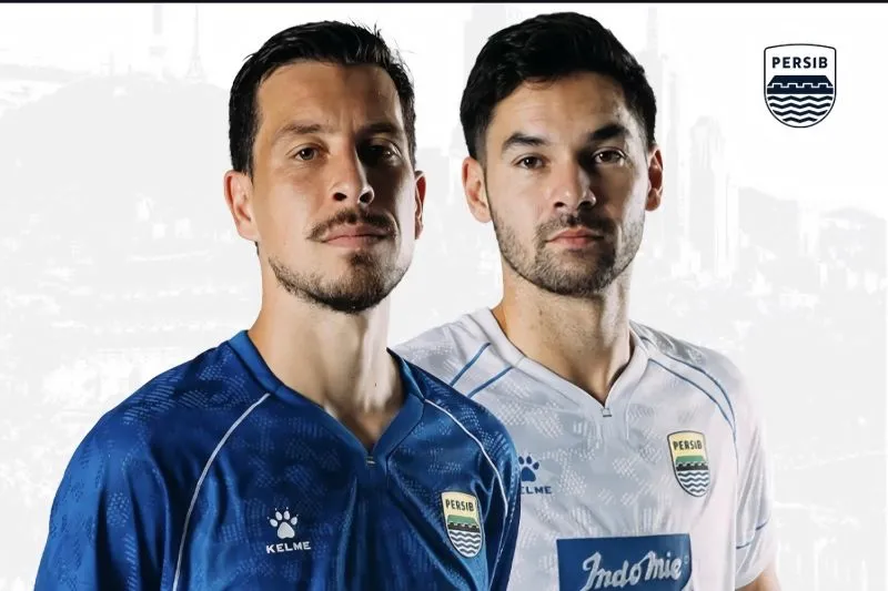 Persib Bandung saat memperkenalkan jersei untuk digunakan saat kompetisi ACL Two 
