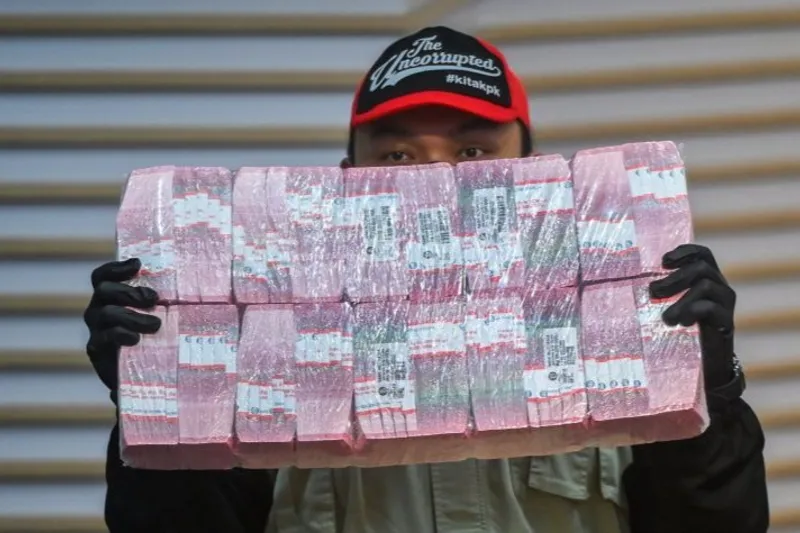 Petugas KPK menunjukkan barang bukti berupa uang tunai kasus korupsi ATR/BPN