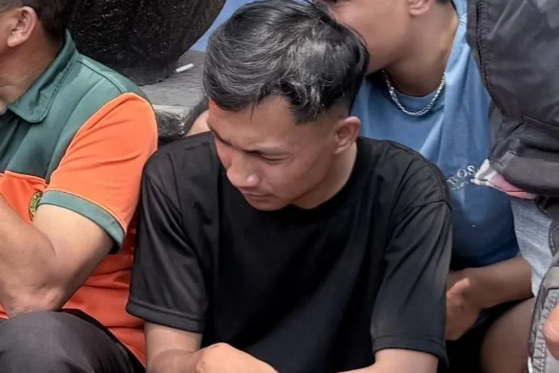 Akmal duduk termenung bersama ABK lainnya yang bekerja di KM Virgo Transport 8 