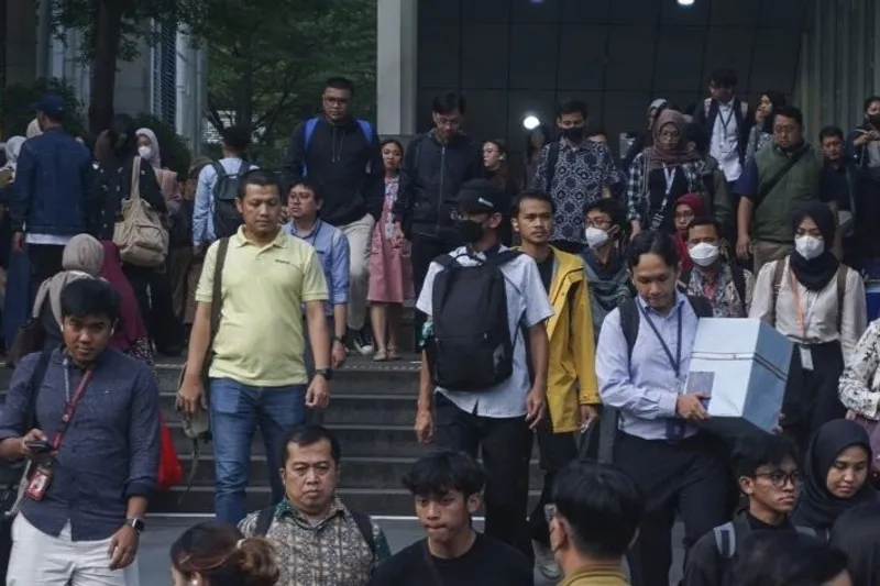 Pekerja berjalan saat jam pulang kerja di kawasan Terowongan Kendal