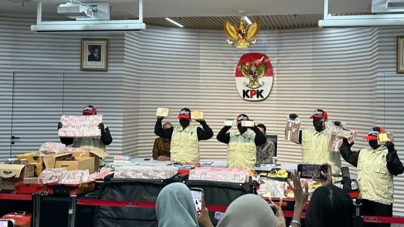 Lima pegawai Komisi Pemberantasan Korupsi (KPK) memperlihatkan sejumlah barang bukti  kasus ATR/BPN