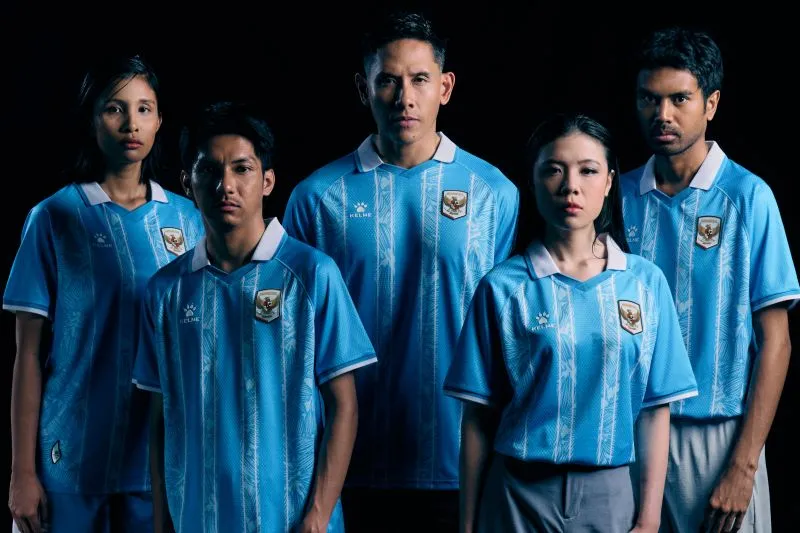 Sejumlah model mengenakan jersi ketiga Timnas Indonesia 