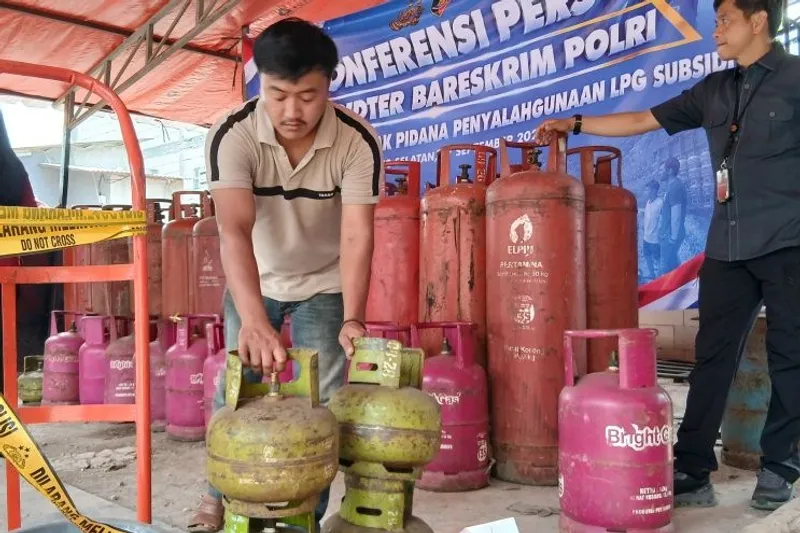Petugas saat mengangkut tabung gas yang disita