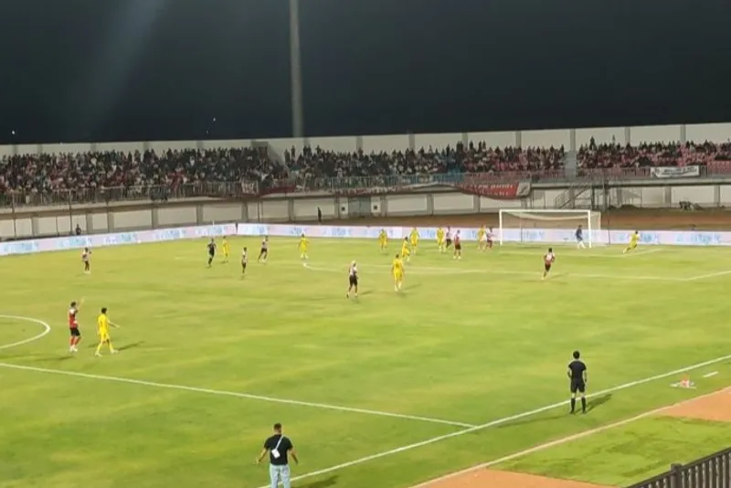 Laga Madura United FC melawan PSIM Yogyakarta