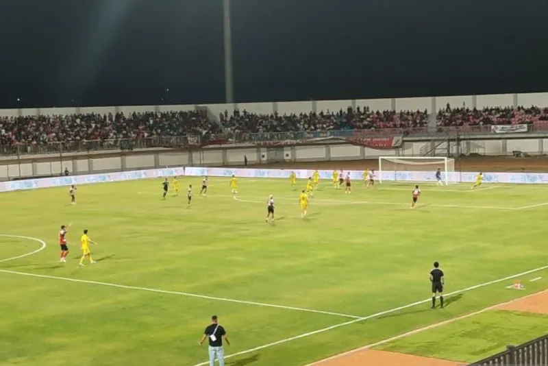 Pertandingan anatar Bhayangkara Presisi Lampung FC vs Isenmulang Kalteng FC 