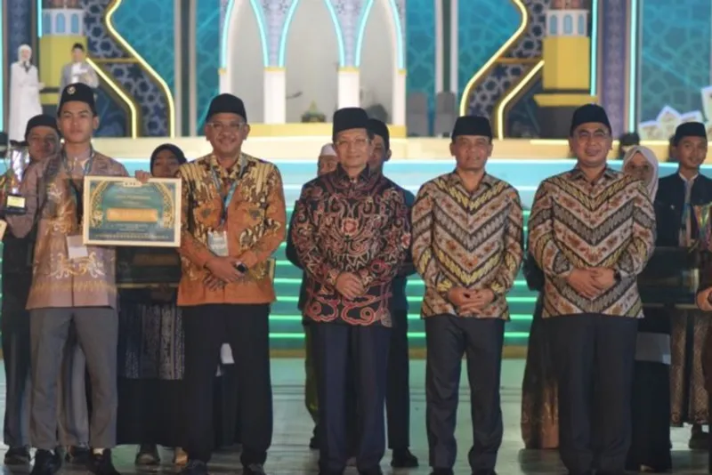 Prosesi penyerahan penghargaan kepada kafilah terbaik