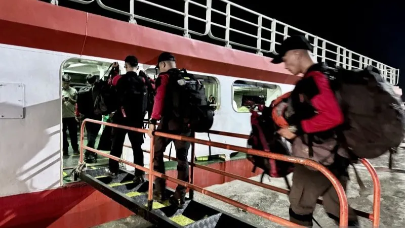 Para penyelam terbaik memasukkan peralatan ke dalam kapal