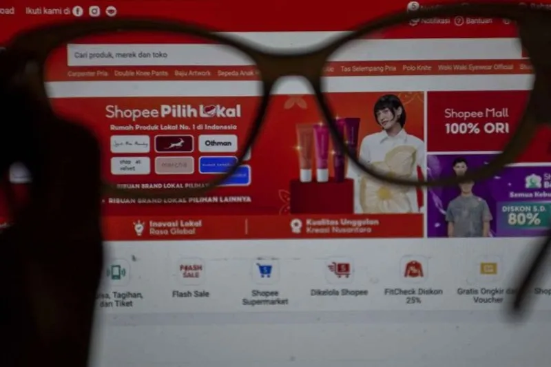 Konsumen mengakses aplikasi belanja daring (lokapasar)
