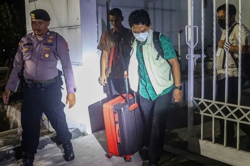 Petugas Komisi Pemberantasan Korupsi (KPK) membawa koper seusai melakukan penggeledahan 