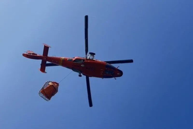 Helikopter HR 3601 milik Basarnas mengevakuasi satu jasad korban kecelakaan KM Virgo