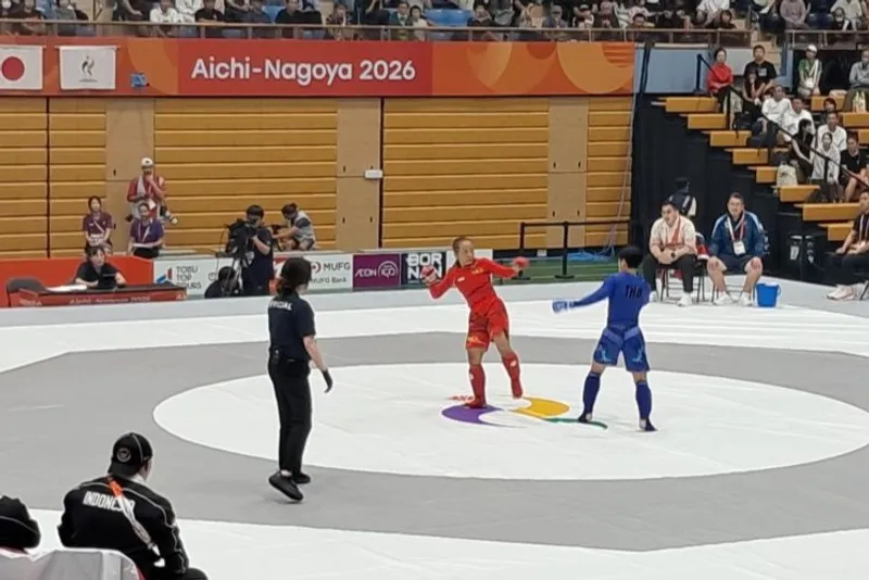 Atlet MMA putri Indonesia Vallensia Fahira Hotmauli Atlet MMA putri Indonesia Vallensia Fahira Hotmauli (kostum merah) ketika tampil di babak semifinal Asian Games Aichi-Nagoya 2026 di Nagoya, Jepang, Senin. (ANTARA/Roy Rosa Bachtuiar)