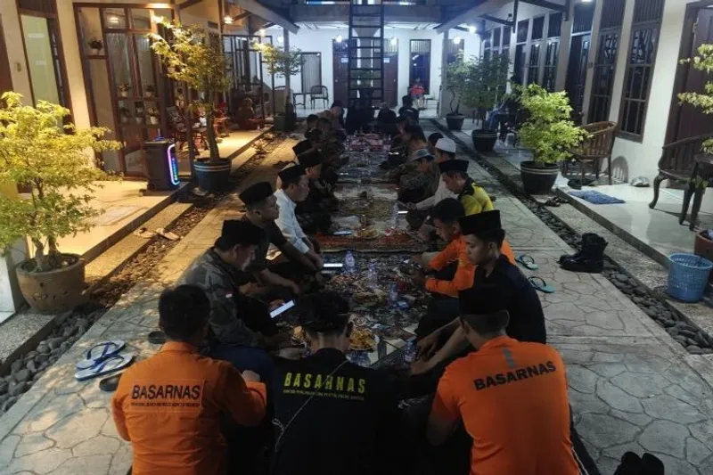 Keluarga para jurnalis penumpang kapal menggelar doa bersama 