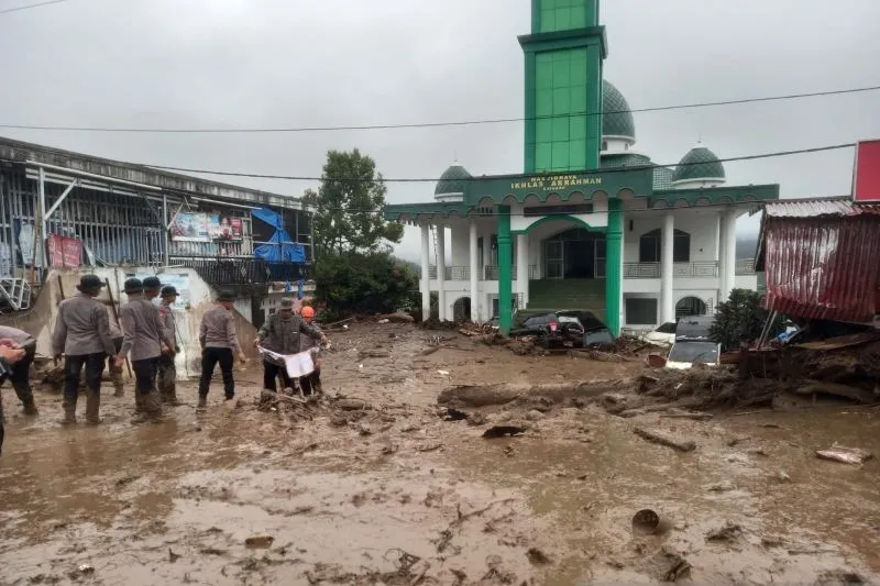 Material banjir bandang berupa lumpur yang menutupi halaman masjid di Solok