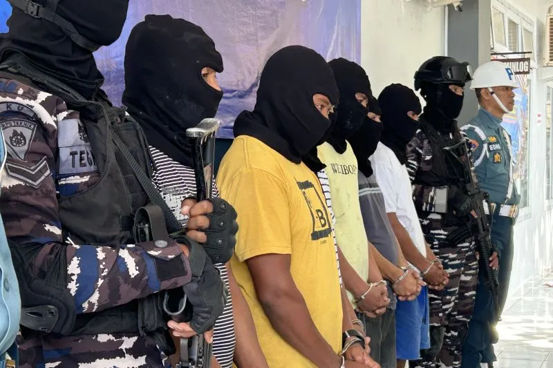 Enam ABK kapal yang diamankan Lanal Gorontalo Enam ABK kapal yang diamankan Lanal Gorontalo usai melakukan penyeludupan sianida di perairan Gorontalo Utara, Selasa (22/9/2026). (ANTARA/Faradila Alim)
