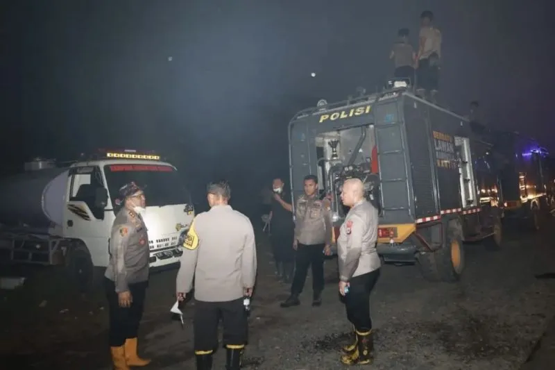 Polda Kalsel dan tim gabungan setelah berhasil memadamkan titik karhutla di kawasan RSJ Sambang Lihum di Jalan Gubernur Syarkawi, Kecamatan Gambut, Kabupaten Banjar, Kalimantan Selatan, beberapa waktu lalu. ANTARA/HO-Polda Kalsel
