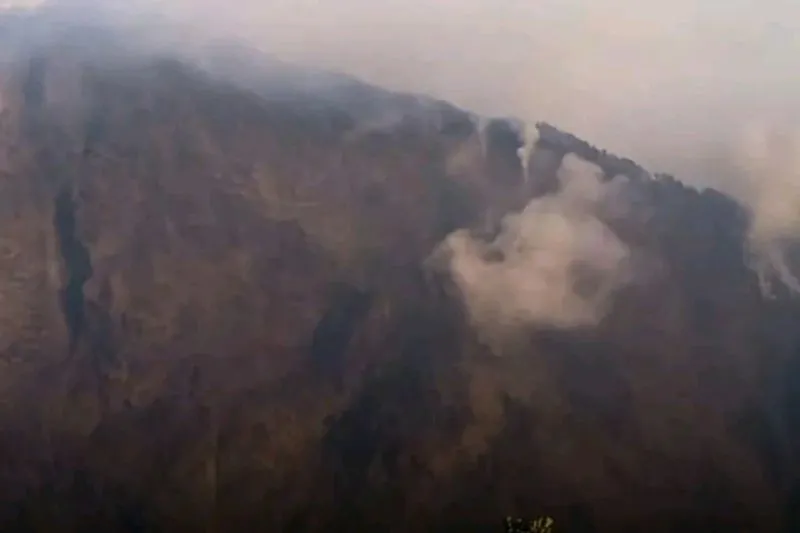 Kepulan asap dugaan kebakaran lahan di kawasan Gunung Rinjani 