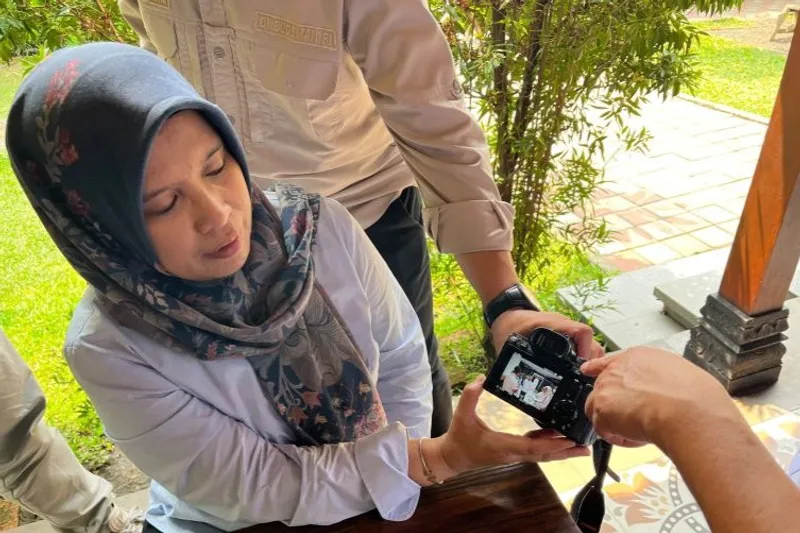 Anggota Ombudsman RI Syafrida Rachmawati Rasahan menunjukkan dokumentasi sidak Lapas Cibinong