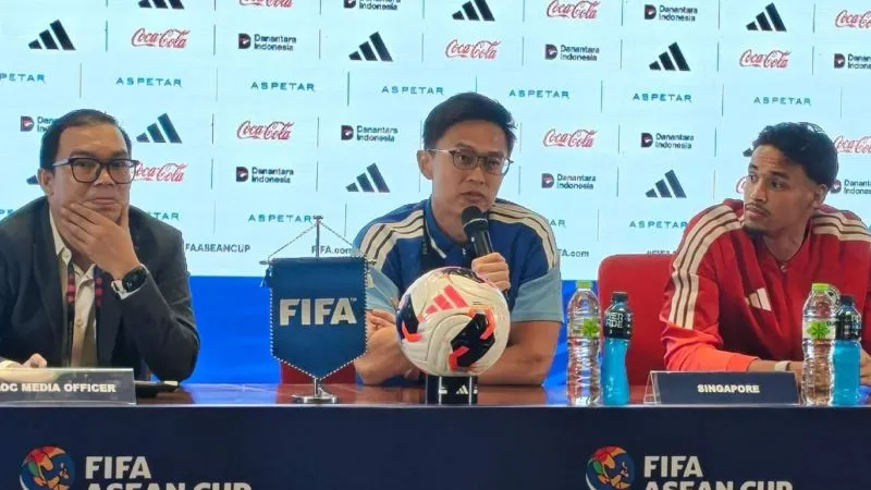 Pelatih Timnas Singapura Gavin Lee (tengah) memberikan keterangan dalam konferensi pers jelang laga melawan Timnas Indonesia pada FIFA ASEAN Cup 2026 di Stadion Utama Gelora Bung Karno (SUGBK), Jakarta, Kamis (24/9/2026). (ANTARA/Aloysius Lewokeda)