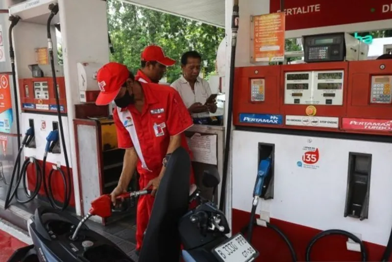 Petugas melayani pengisian bahan bakar minyak (BBM) jenis Pertamax Turbo 