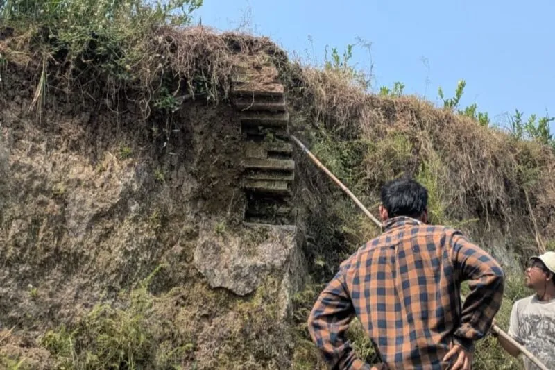 Tim peneliti melakukan pendataan dan pemetaan situs arkeologi di Desa Pulotondo 