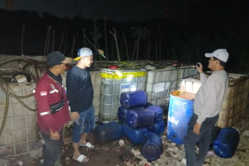 Petugas dari Direktorat Reserse Kriminal Khusus (Ditreskrimsus), Polda Banten
