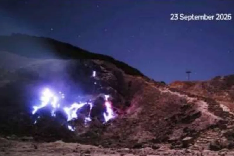 Fenomena alam blue fire di Gunung Papandayan